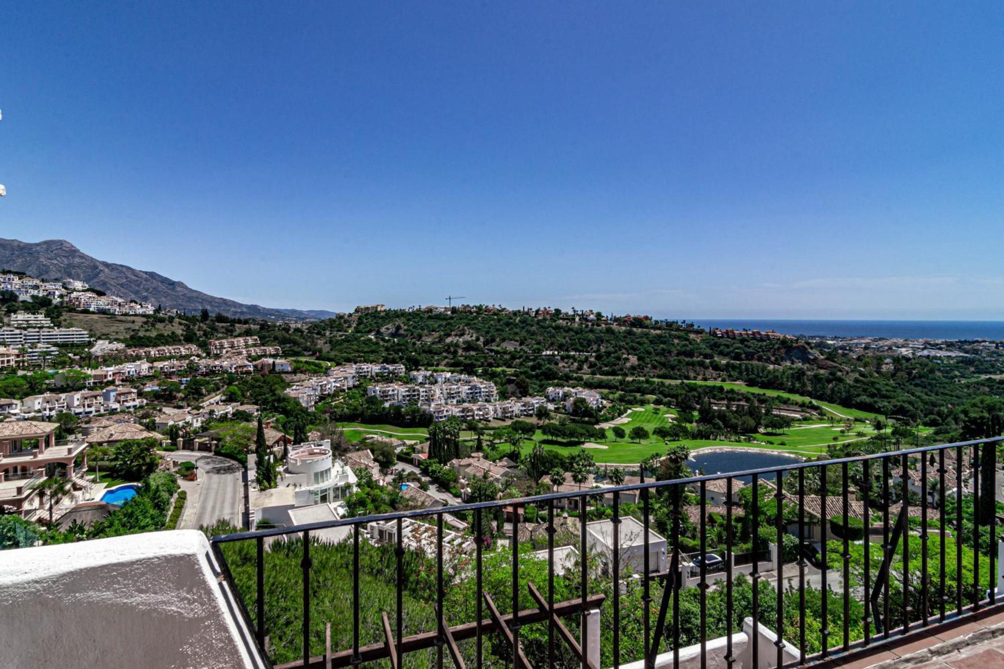 Lag - Spacious Townhouse With Private Jacuzzi And Holiday home Marbella