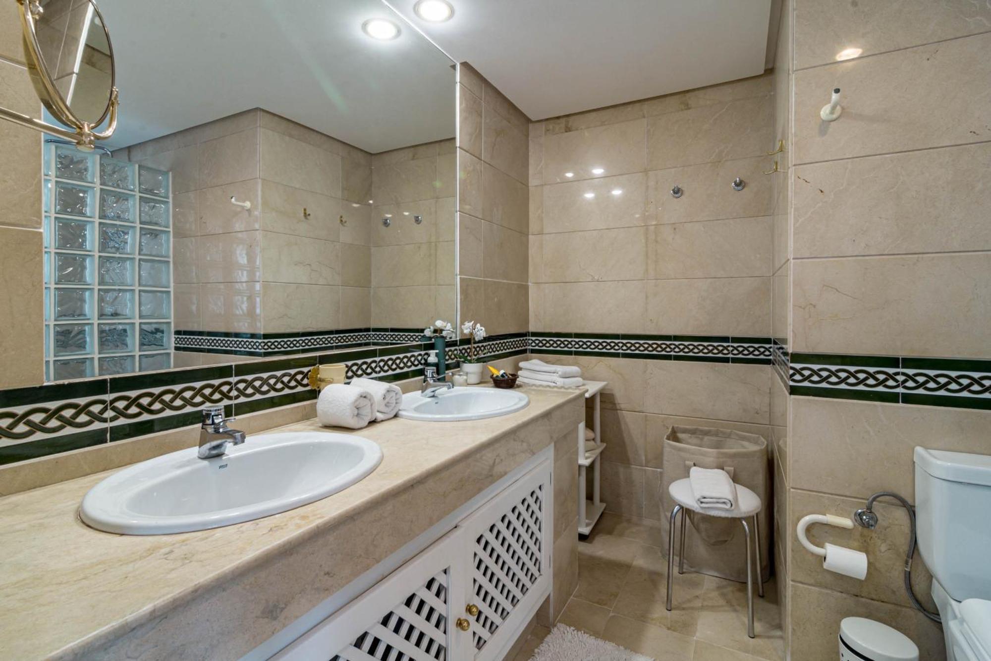 Lag - Spacious Townhouse With Private Jacuzzi And Holiday home Marbella