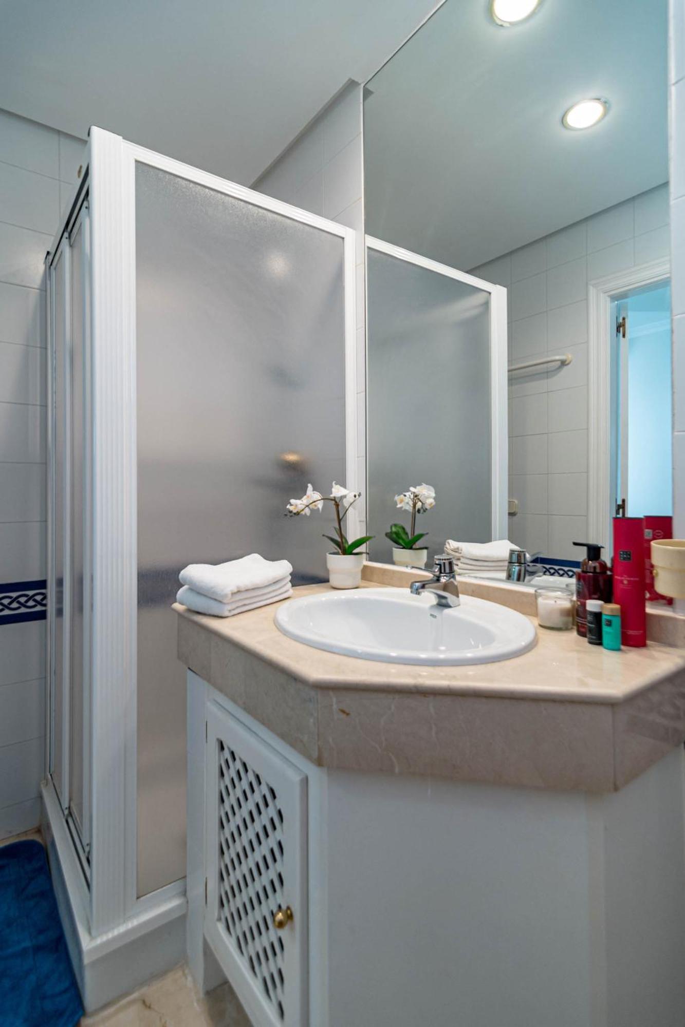 Lag - Spacious Townhouse With Private Jacuzzi And Holiday home Marbella