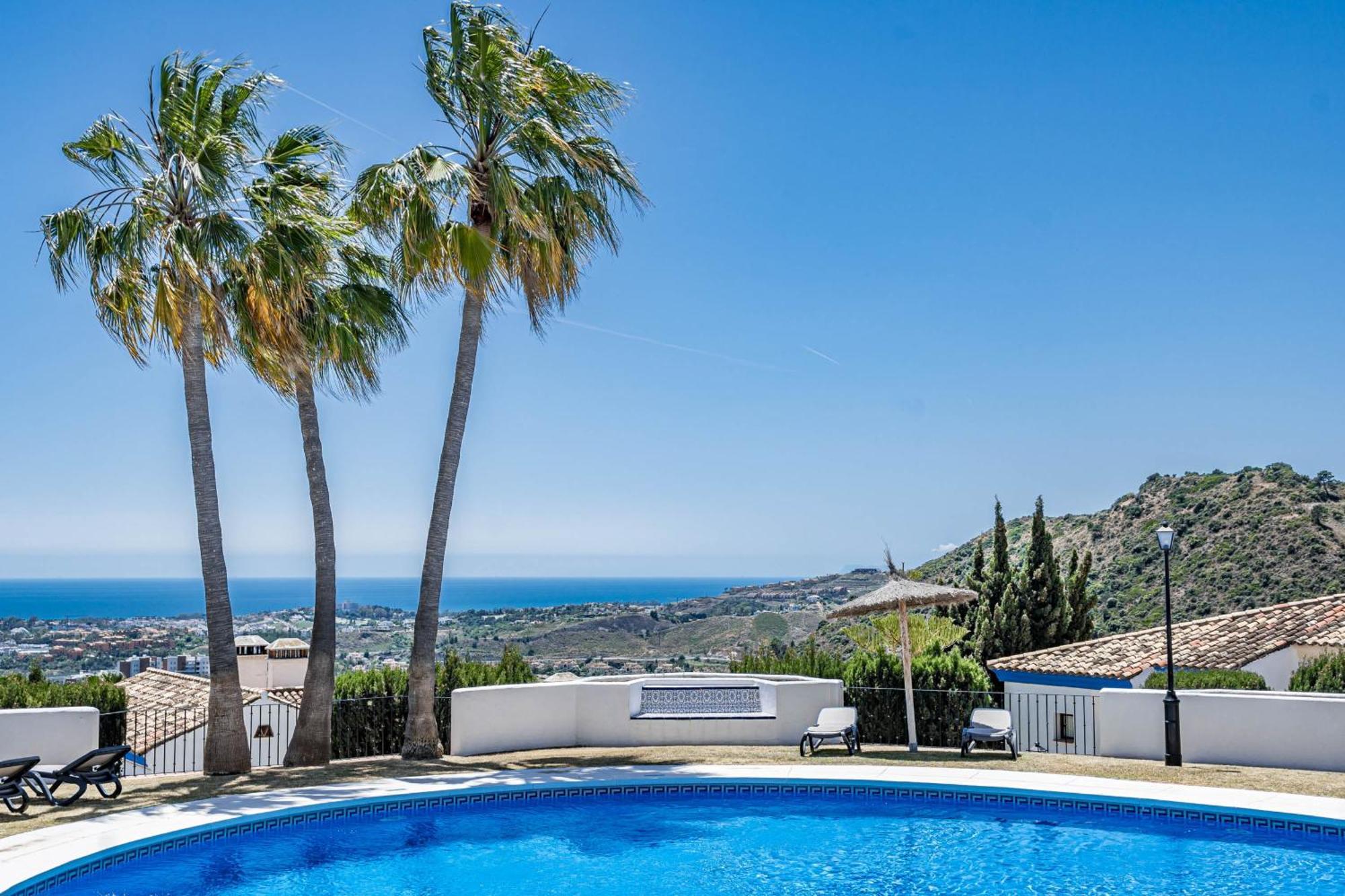 Lag - Spacious Townhouse With Private Jacuzzi And Holiday home Marbella